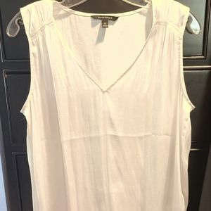 Sleeveless off white camisole. Banana Republic size Medium.
